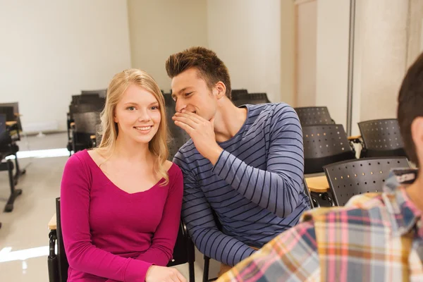 Groep lachende studenten in collegezaal — Stockfoto