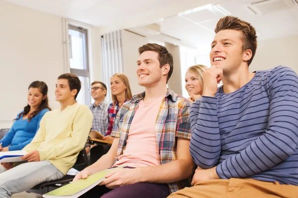 Grupa studentów uśmiechający się w sali wykładowej — Zdjęcie stockowe