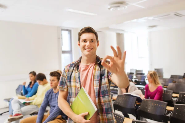 Grupa studentów uśmiechający się w sali wykładowej — Zdjęcie stockowe