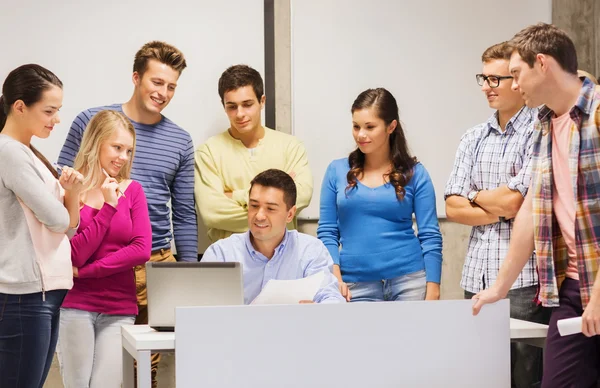 Gruppo di studenti e docenti con computer portatile — Foto Stock