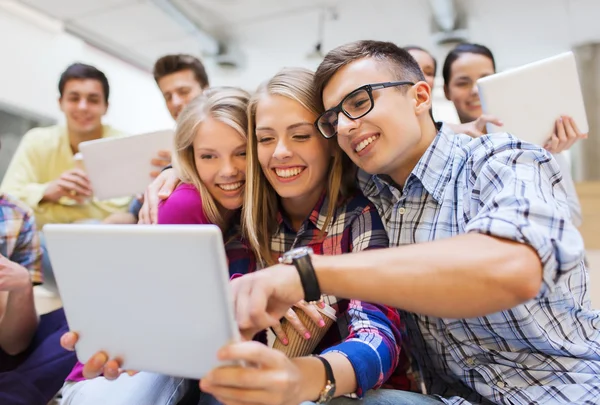 Grupa uśmiechający się studentów z komputera typu tablet — Stockfoto