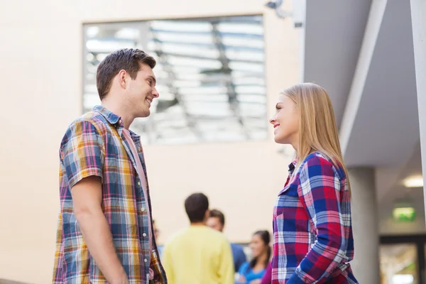 Grupp av leende studenter utomhus — Stockfoto