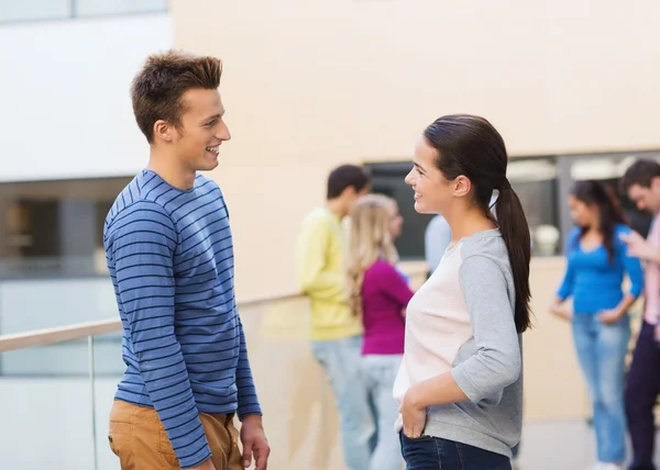 Gruppe lächelnder Studenten im Freien — Stockfoto