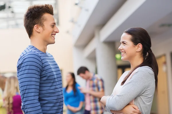 Grupa uśmiechający się studentów na zewnątrz — Zdjęcie stockowe