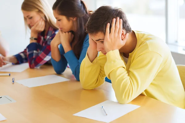 Gruppe von Studenten mit Vorträgen — Stockfoto