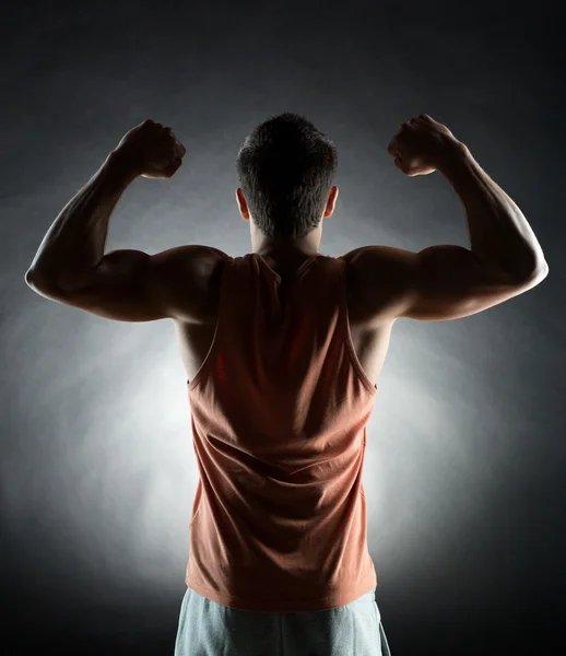 Jonge man weergegeven: biceps Rechtenvrije Stockfoto's