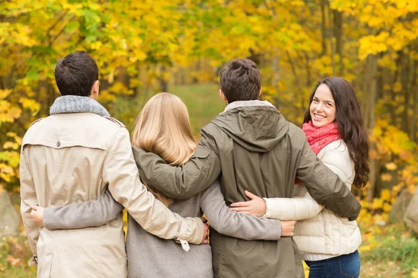 Grupa uśmiechający się mężczyzn i kobiet w parku jesień — Zdjęcie stockowe