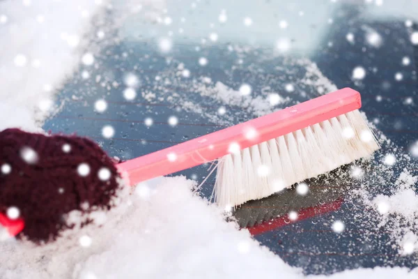 Primer plano de la mujer la limpieza de la nieve del coche — Foto de Stock