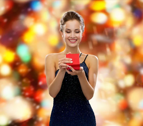 Lachende vrouw met rode luxe-geschenketui — Stockfoto