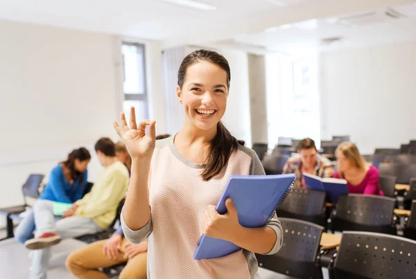 Grupa studentów uśmiechający się w sali wykładowej — Zdjęcie stockowe