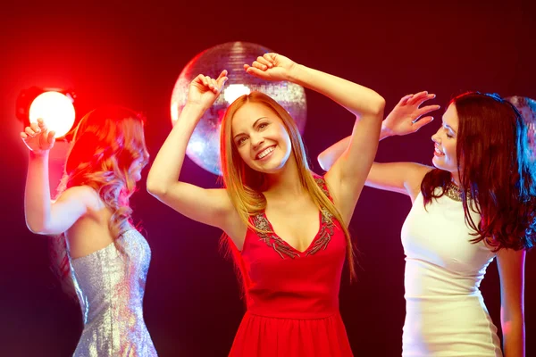 Tres mujeres sonrientes bailando en el club — Foto de Stock