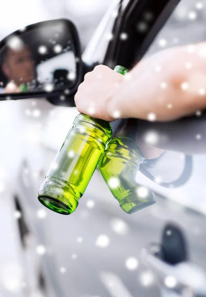 Close-up van de mens het drinken van alcohol tijdens het rijden auto — Stockfoto