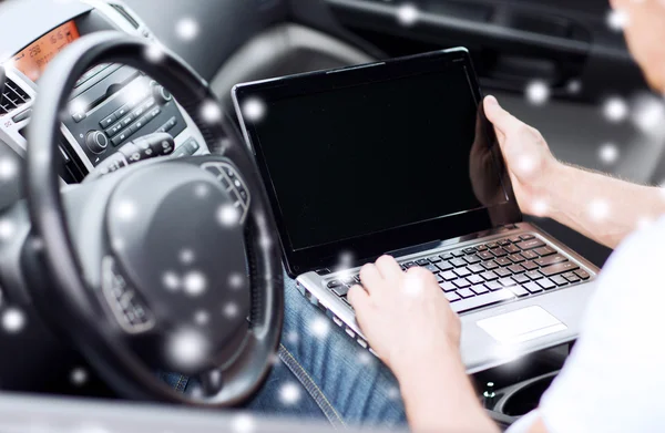 Close up of man using laptop in car — Stock Photo, Image