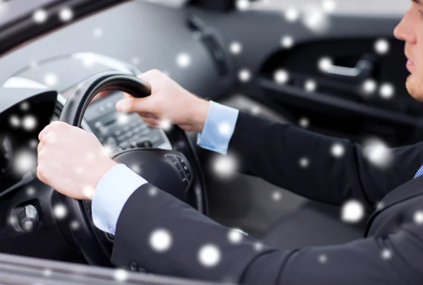 Primer plano del hombre de negocios que conduce el coche — Foto de Stock