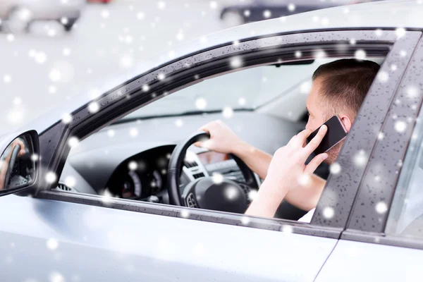 Zamknij się człowieka za pomocą smartphone podczas jazdy samochodem — Zdjęcie stockowe
