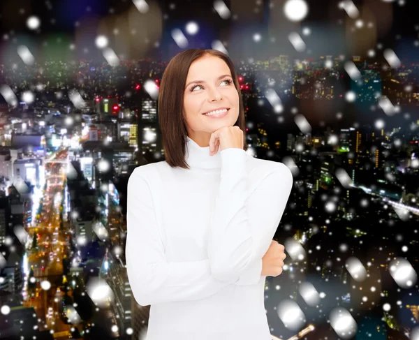 Sorrindo jovem mulher em roupas de inverno — Fotografia de Stock