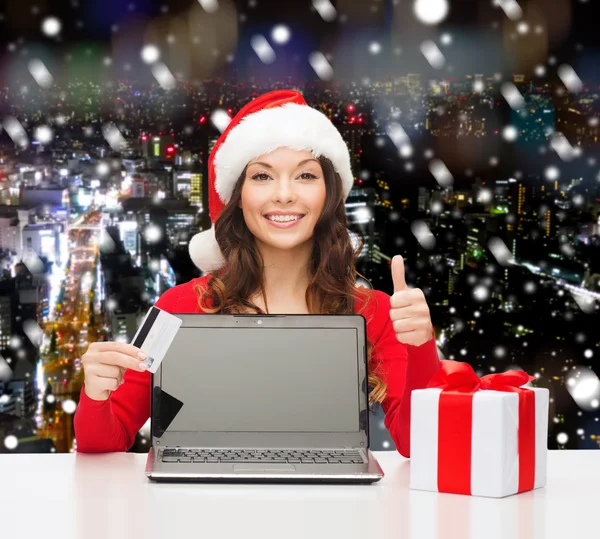 Smiling woman with credit card and laptop — Stock Photo, Image