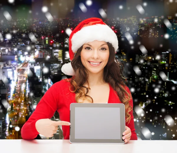 Mujer sonriente en sombrero de santa con regalo y tableta pc —  Fotos de Stock