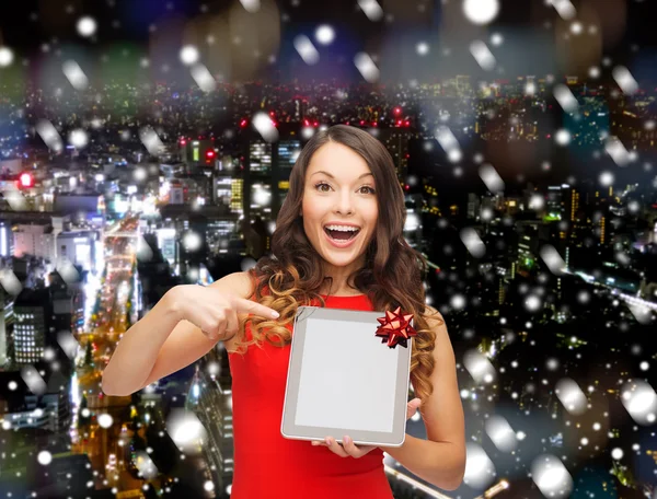 Lächelnde Frau im roten Kleid mit Tablet-PC — Stockfoto