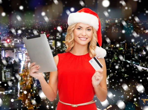 Donna in cappello da Babbo Natale con tablet pc e carta di credito — Foto Stock