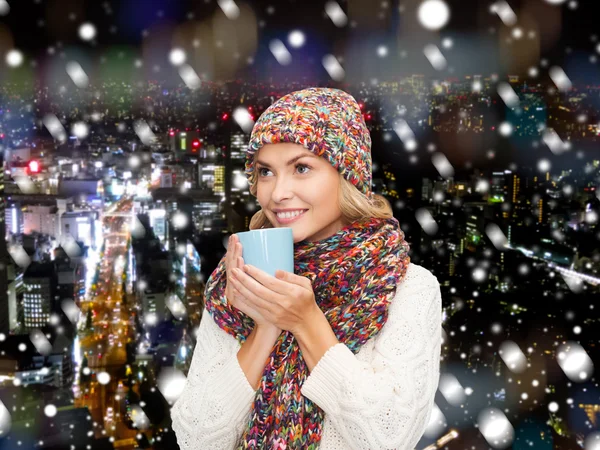 Sorridente giovane donna in abiti invernali con coppa — Foto Stock