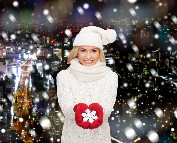 Gülümseyen kadın kar tanesi ile kış elbiseleri — Stok fotoğraf