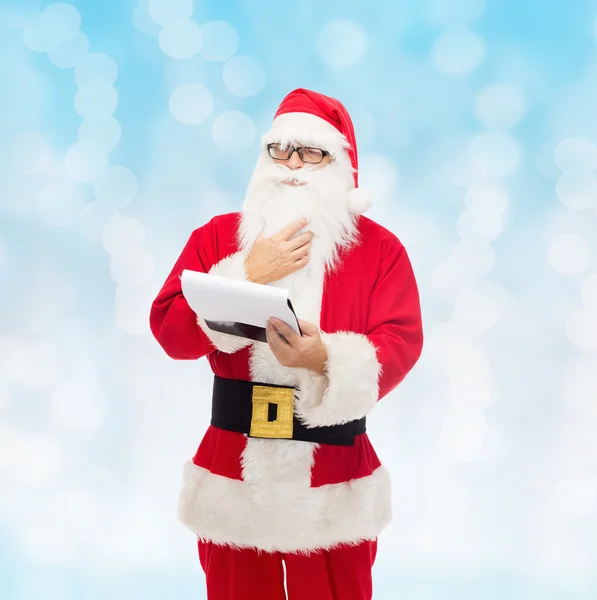 Mężczyzna w stroju Świętego Mikołaja z notatnika — Zdjęcie stockowe