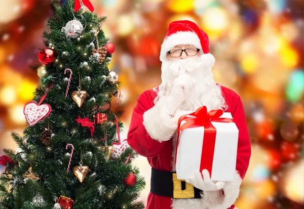 Homem em traje de santa claus com caixa de presente — Fotografia de Stock