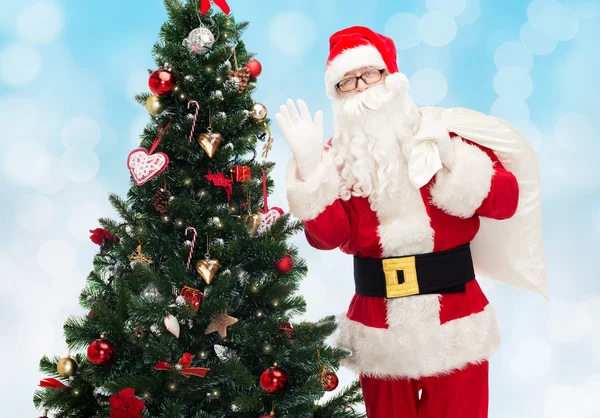 Weihnachtsmann mit Tasche und Weihnachtsbaum — Stockfoto