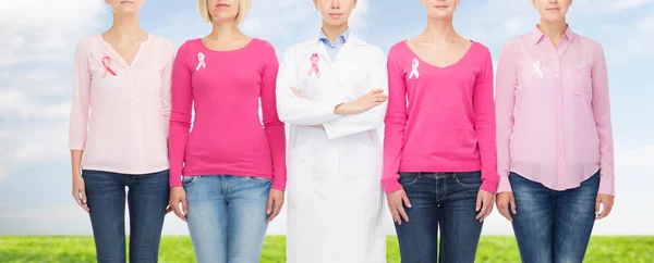 Primer plano de las mujeres con cintas de sensibilización contra el cáncer — Foto de Stock