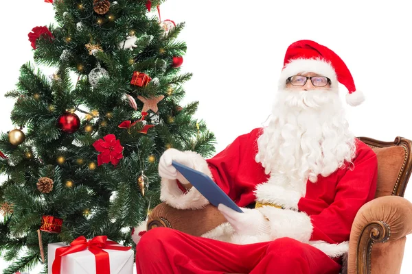 Homme en costume de Père Noël claus avec tablette pc — Photo