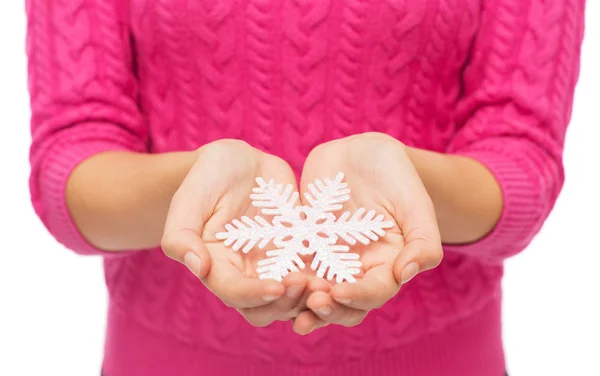 Close up de mulher em suéter segurando floco de neve — Fotografia de Stock