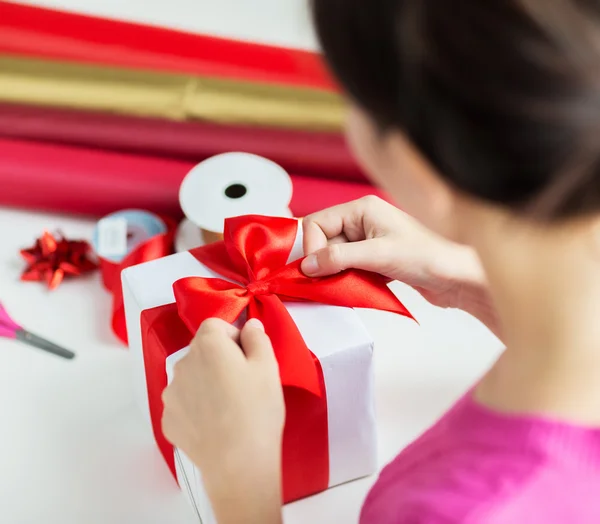 Close up of woman decorating christmas presents — Stock Photo, Image