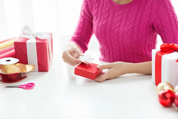 Close up of woman decorating christmas presents — Stock Photo, Image