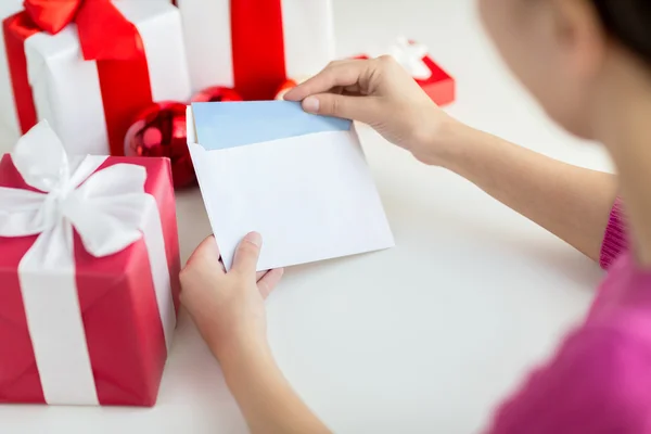 Gros plan de la femme avec lettre et cadeaux — Photo