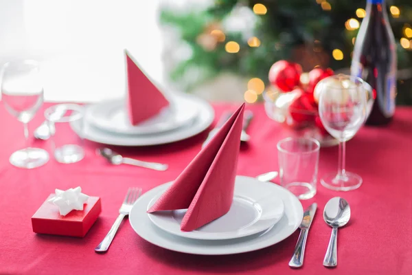 Quarto com árvore de natal e mesa decorada — Fotografia de Stock