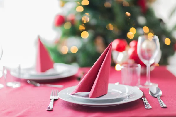 Pokoj s vánoční stromek a dekorovaný stůl — Stock fotografie