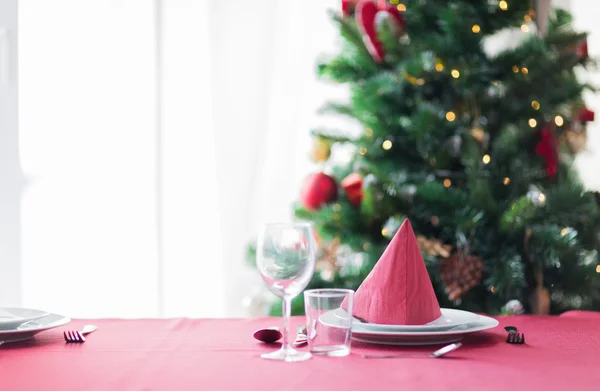 Camera con albero di Natale e tavolo decorato — Foto Stock