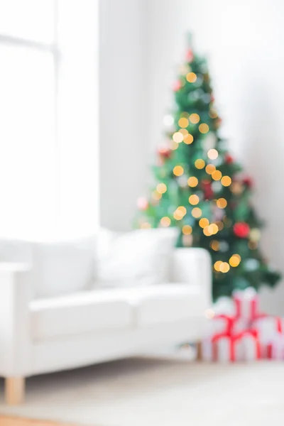 Quarto com árvore de natal e apresenta fundo — Fotografia de Stock