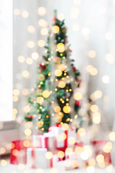 Quarto com árvore de natal e apresenta fundo — Fotografia de Stock