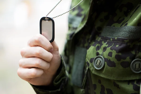 Close up van jonge soldaat in militair uniform — Stockfoto