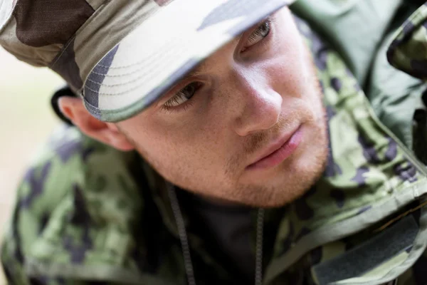 Primer plano del joven soldado en uniforme militar — Foto de Stock