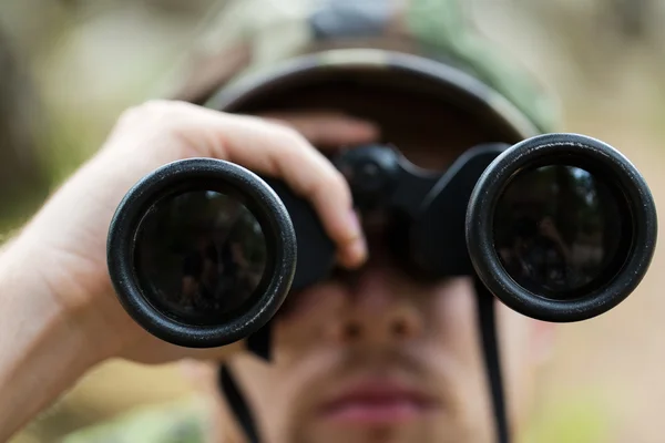 Primer plano de soldado o cazador con binocular —  Fotos de Stock