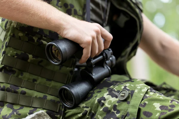 Primer plano de soldado o cazador con binocular — Foto de Stock