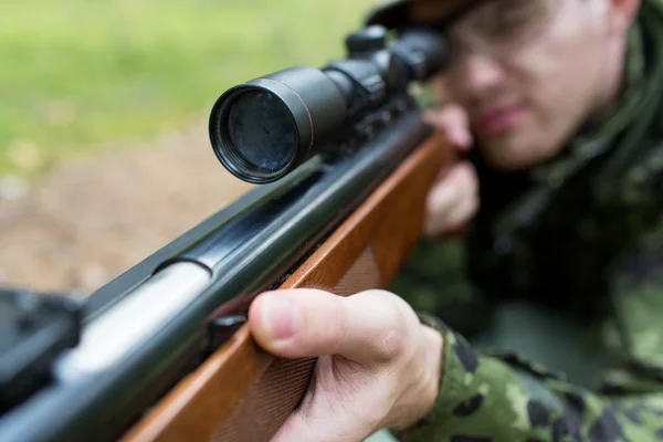 Primer plano de soldado o cazador con pistola en el bosque — Foto de Stock