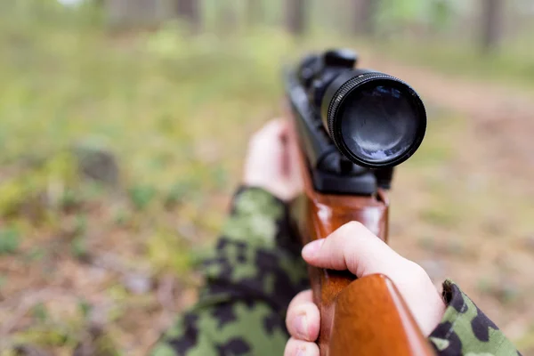 Närbild på soldat eller jägare med pistol i skogen — Stockfoto