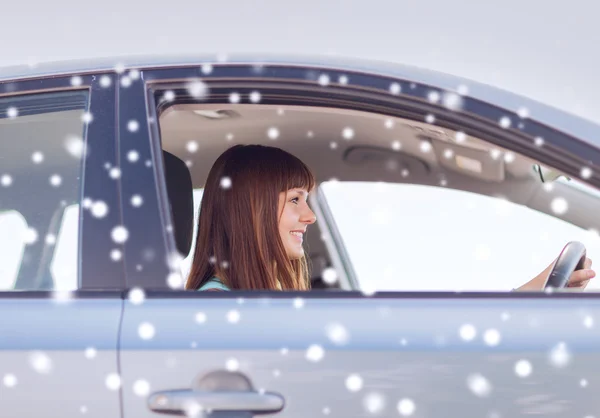 Detailní záběr usměvavá moderátorka řídí auto — Stock fotografie