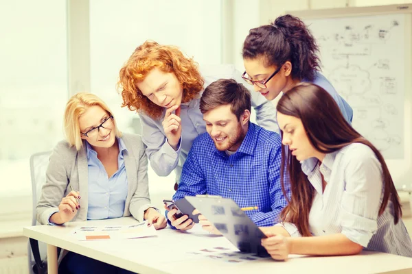 Kreativ-Team mit Papieren und Klemmbrett im Büro — Stockfoto