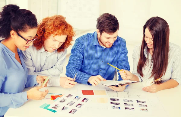 Equipo con muestras de color y plano en la oficina — Foto de Stock