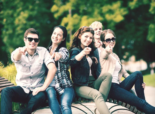 Skupina studentů nebo teenageři ukazují prstem — Stock fotografie